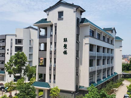 中国太阳成集团tyc151cc捐赞助学，，，助力龙山中学焕发新辉
